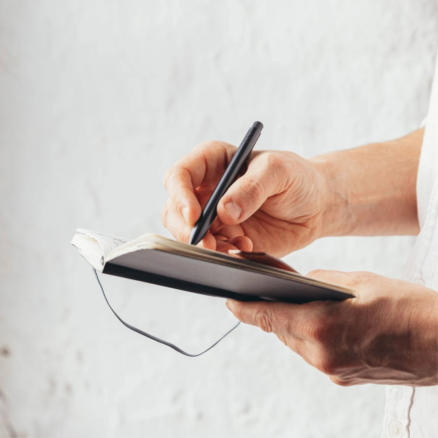 Ajoto - Rollerball Pen - Stainless Steel - Carbon Black 6 Ajoto - Rollerball Pen - Stainless Steel - Carbon Black