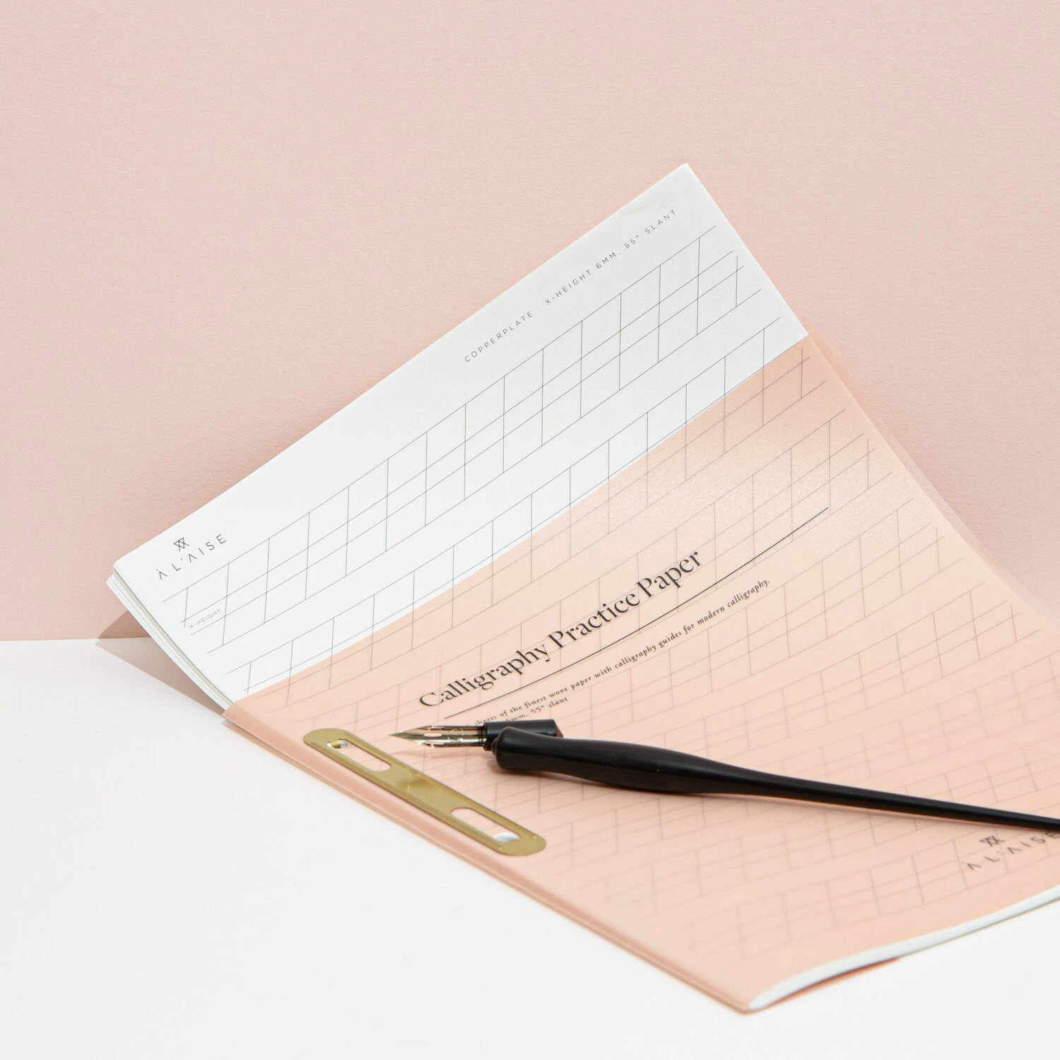 À L'aise - Calligraphy Workbook - Lined Calligraphy Calligraphy Workbooks 6 À L'aise - Calligraphy Workbook - Lined Calligraphy Calligraphy Workbooks