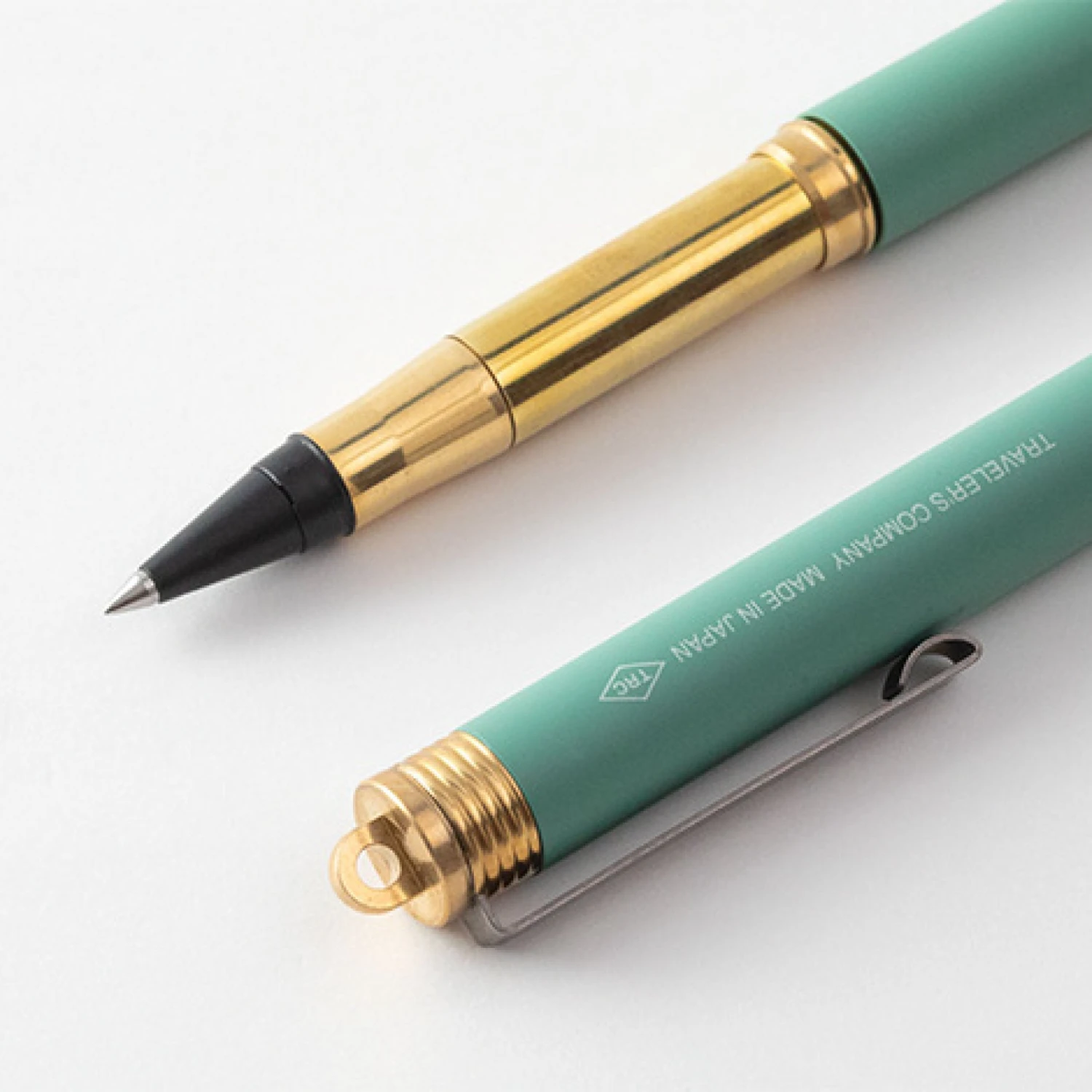 Traveler's Notebook Traveler's Company - Rollerball Pen - Brass - Factory Green 4 Traveler's Notebook Traveler's Company - Rollerball Pen - Brass - Factory Green
